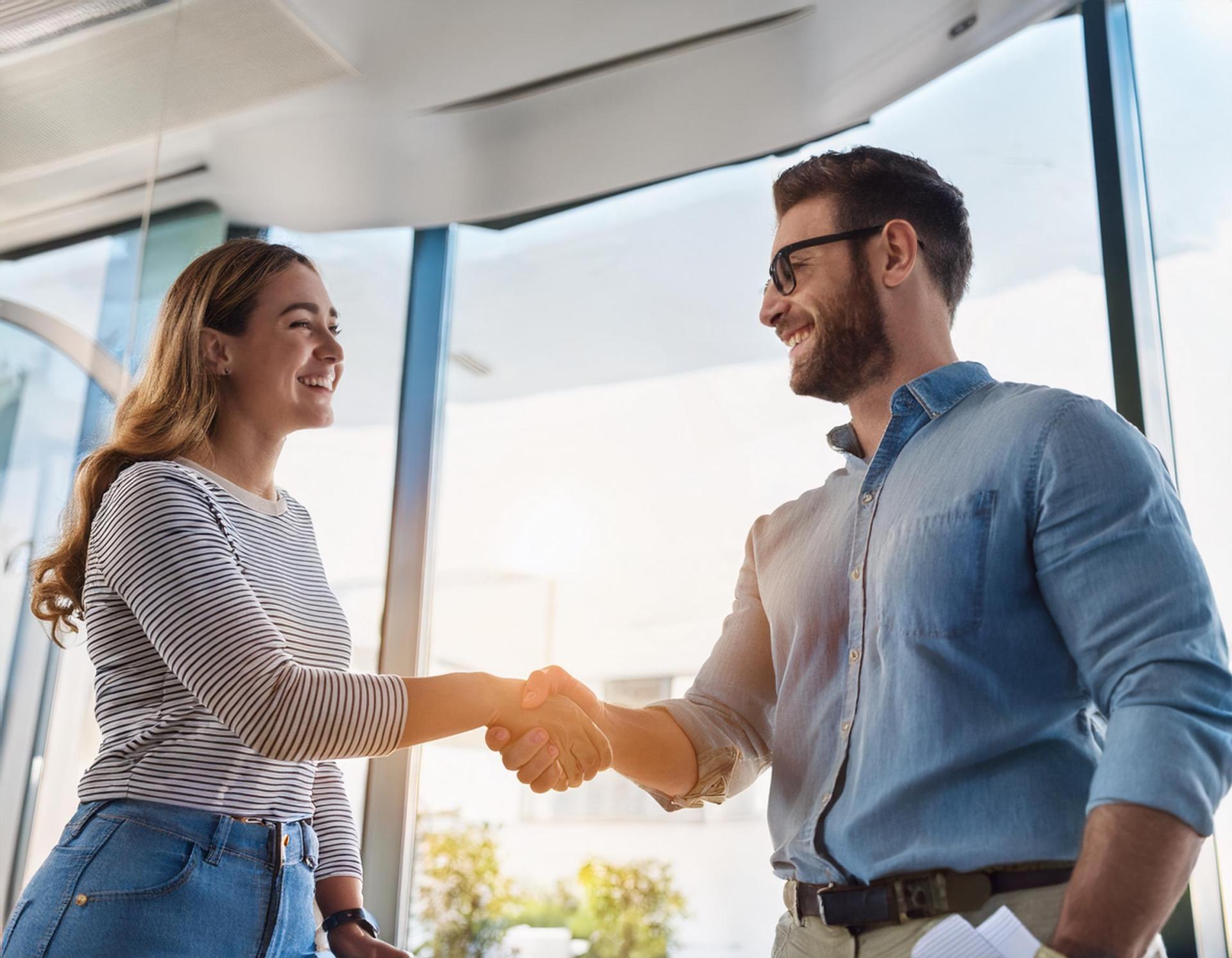 personnes qui se serrent la main
