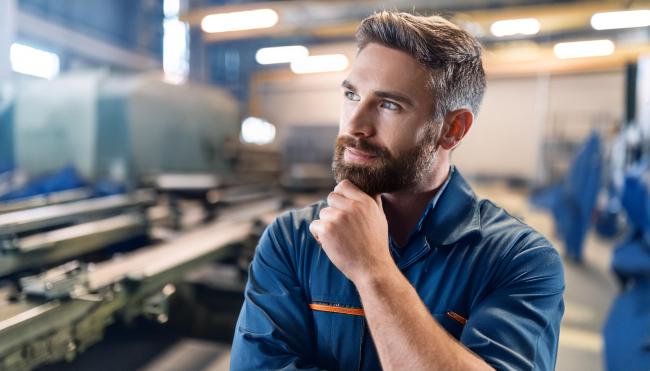 Usineur qui se pose une question